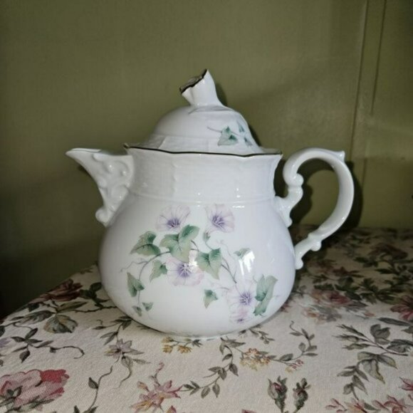 Thun Carlsbad Morning Glory Pattern fine porcelain teapot in the potbelly style - Picture 2 of 15
